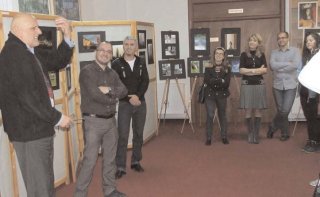 Expozi�ia fotografiilor f�r� titlu