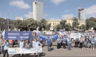 120 de funcionari dmbovieni, la protestul de la guvern
