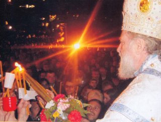 Lumina sfnt de la Ierusalim, oferit la slujba nvierii la Catedrala Mitropolitan
