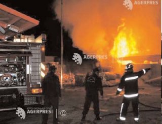 Dmbovia: Un microbuz a luat foc ntr-o autogar din Trgovite