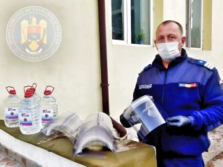 Jandarmii, sprijiniți cu viziere de protecție și dezinfectant
