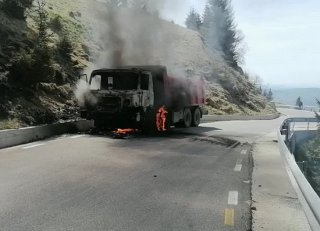 Incendiu la o autobasculant n zona montan, la Dichiu (DJ-713)