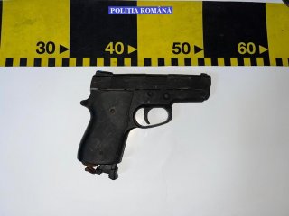 Pistol indisponibilizat de polițiștii din Găești