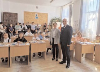 Primarul din Dobra, alături de elevi în prima zi de școală