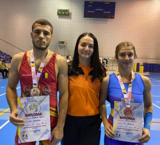 Volkov Evghenii și Simona Ionescu, argint la lupte