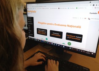 Peste 870 de elevi din județul din Dmbovița continu programul Digitaliada